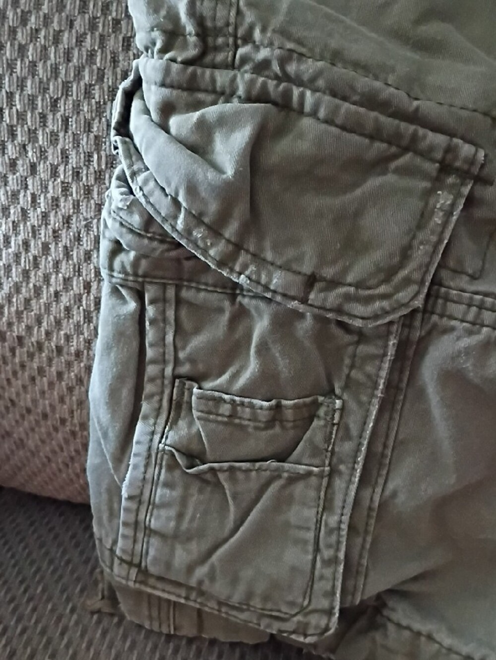 Abercrombie & Fitch Olive Cargo Shorts with Multiple Pockets - Picture 6 of 13